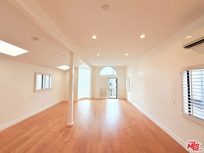 Foto del edificio - 1737 Steinhart Ave