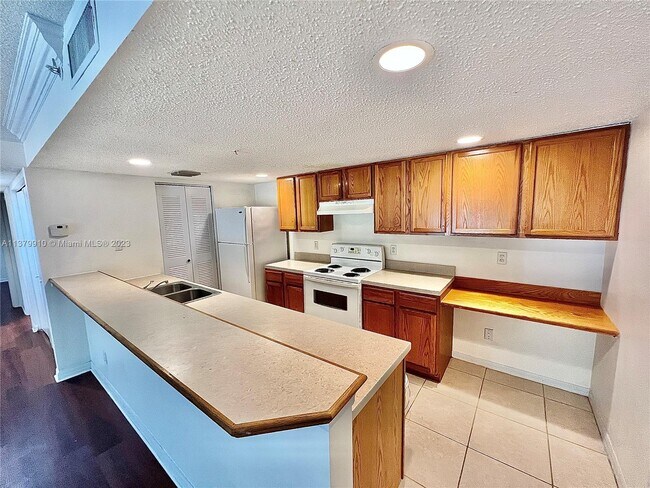 Foto del edificio - 9905 Westwood Dr