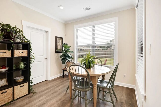Foto del edificio - Custom Bartlett Home on Corner Lot with Mo...