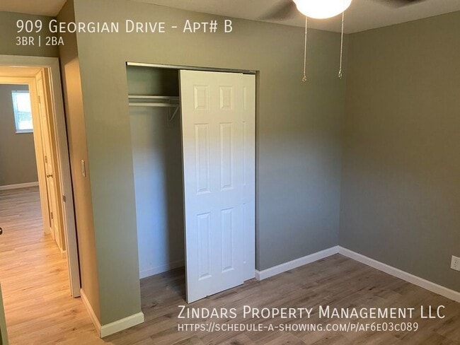 Foto del edificio - 909 Georgian Dr