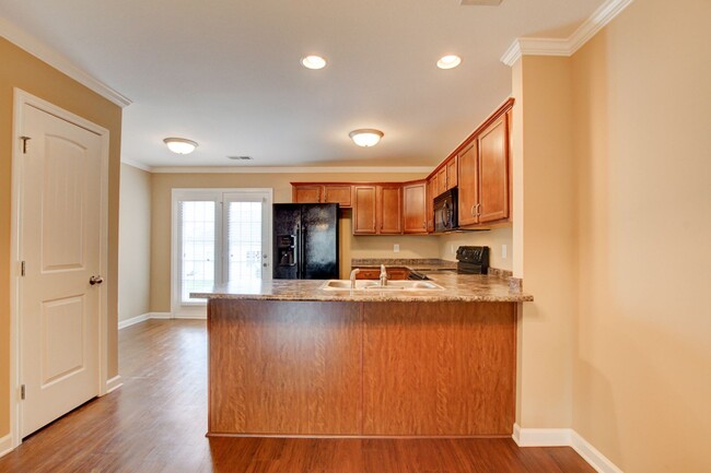 Building Photo - Charming Condominium With Breakfast Bar Cl...