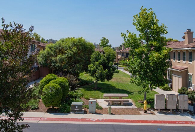 Foto del edificio - Homes Management - 2 Bed, 2 Bath Townhouse...