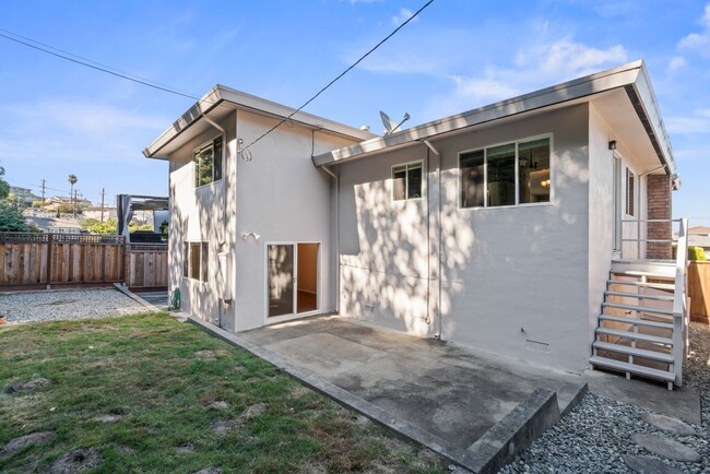 Building Photo - Single-Family Home Located in Peaceful Nei...