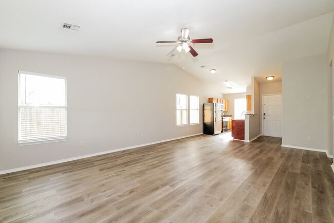 Building Photo - 1101 Edinburg Dr