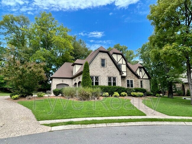 Building Photo - 2001 Lynnhaven Ct