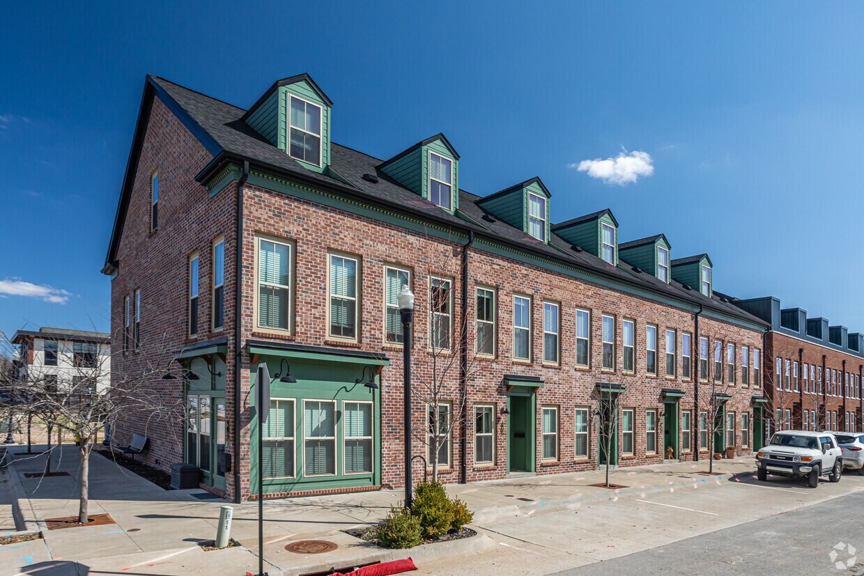 Building Photo - 401-417 SW B St