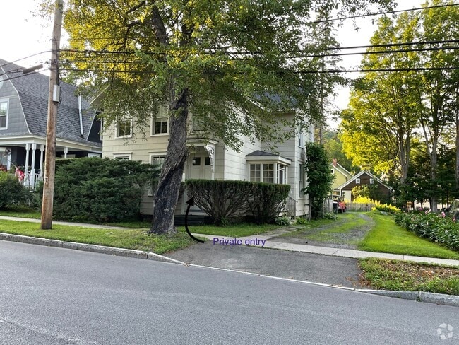 Unit 2 private entry - 24 Leatherstocking St