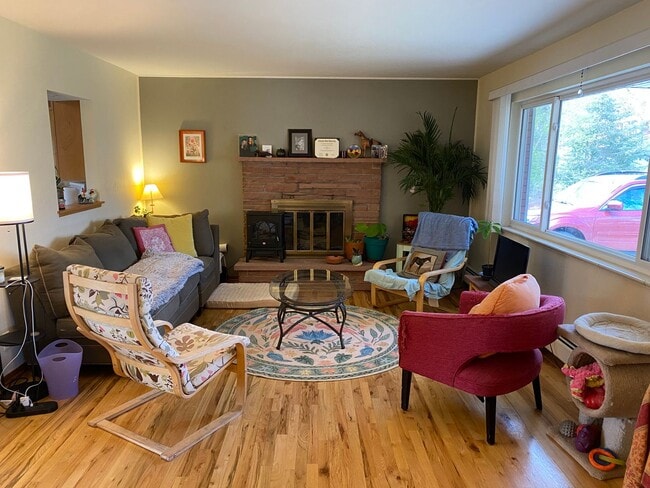 Foto del edificio - Charming 2 Bed / 1 Bath in PRIME Longmont Location – Garage + Yard + Fruit Trees