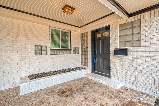 Building Photo - 4012 Chatham Ln