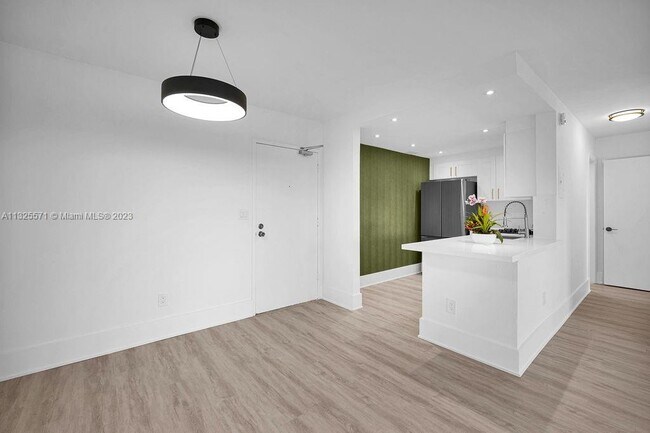 Building Photo - 2201 Brickell Ave