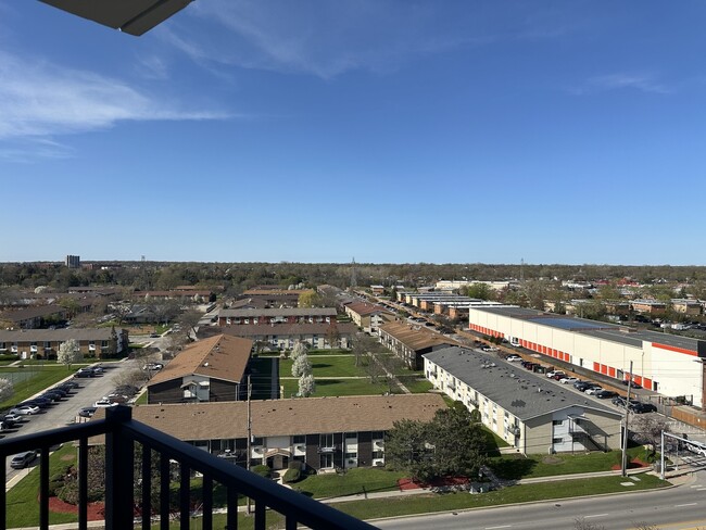 Building Photo - 8801 W Golf Rd