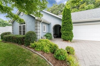 Building Photo - 7 Stonebridge Dr