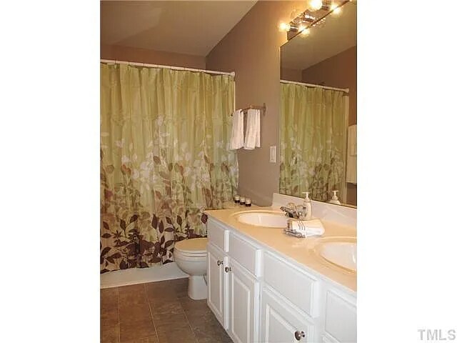 Foto del edificio - Room in Townhome on Coral Creek Ln