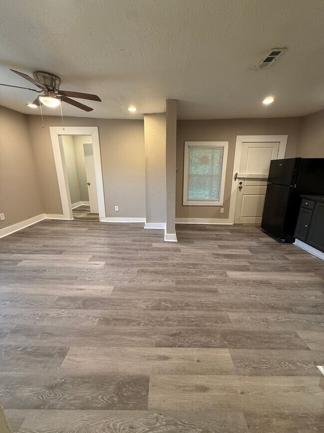Foto del edificio - Fully Renovated 2 Bed / 1 Bath Duplex – Available Now