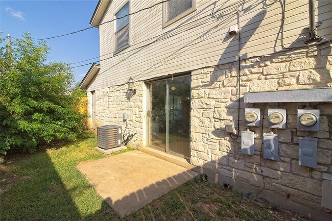 Building Photo - 2211 Creekside Ln