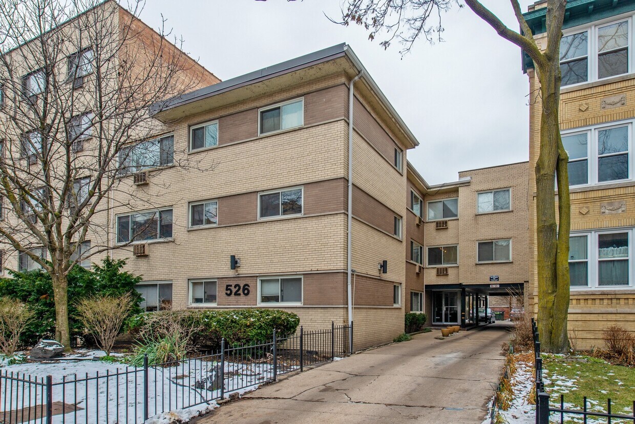 526 W Roscoe St Unit GD, Chicago, IL 60657 Condo for Rent in Chicago