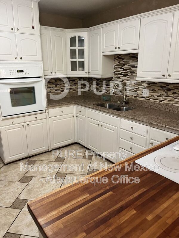 Building Photo - 3500 Calle Del Sol NE