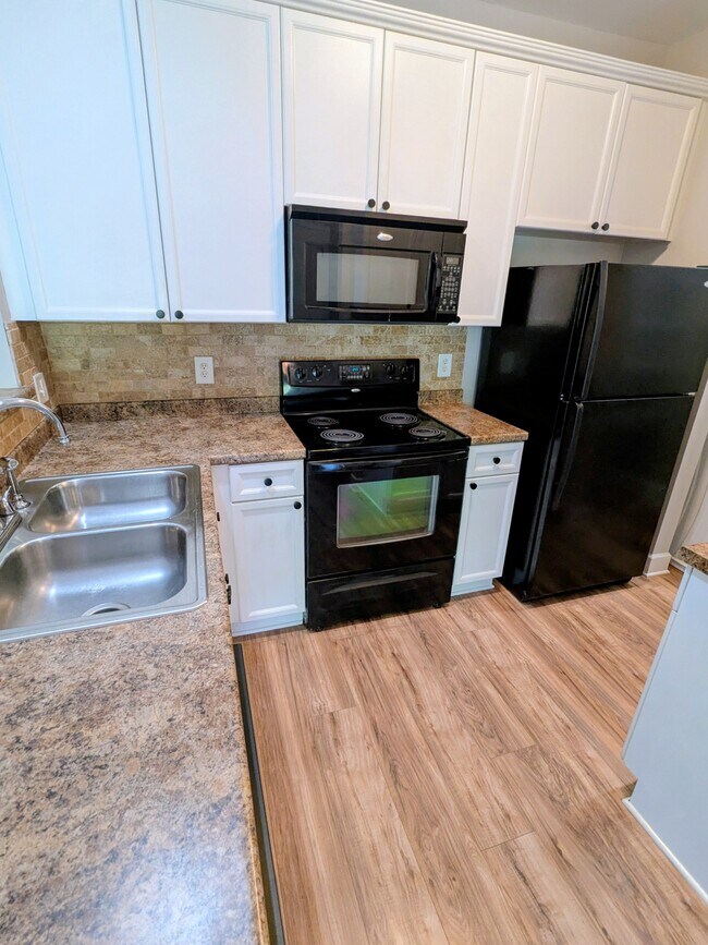 Foto del edificio - 8211 Lenox Creekside Dr