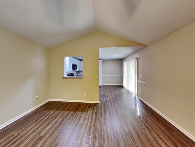 Building Photo - 654 Montgomery Dr