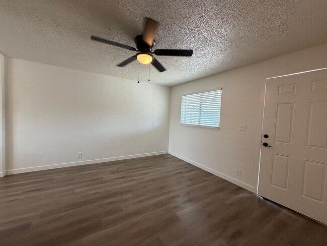 Foto del edificio - 1027 E Dunlap Ave