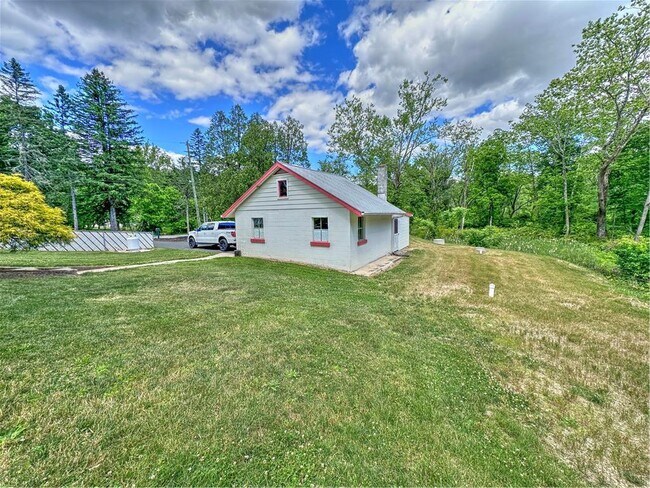 Building Photo - 3823 Sycamore Dr