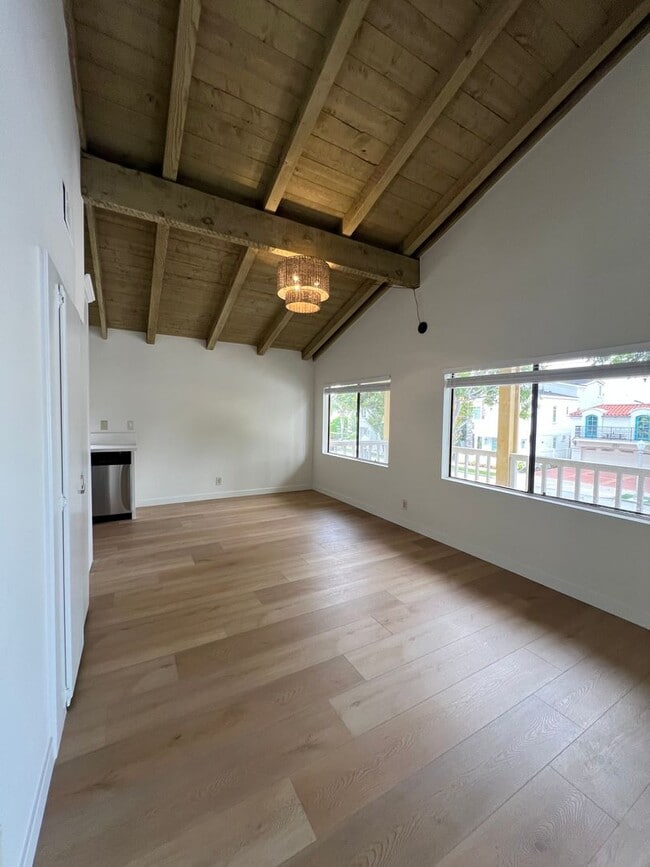 Building Photo - Coastal Living | 4 Bed Upper Unit Near Bal...
