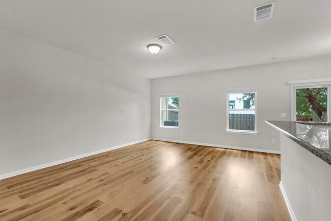 Foto del edificio - 1701 S Bell Blvd