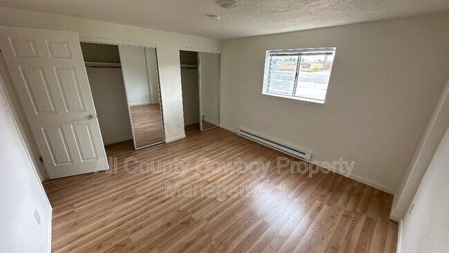 Foto del edificio - 705 Ferris Ct