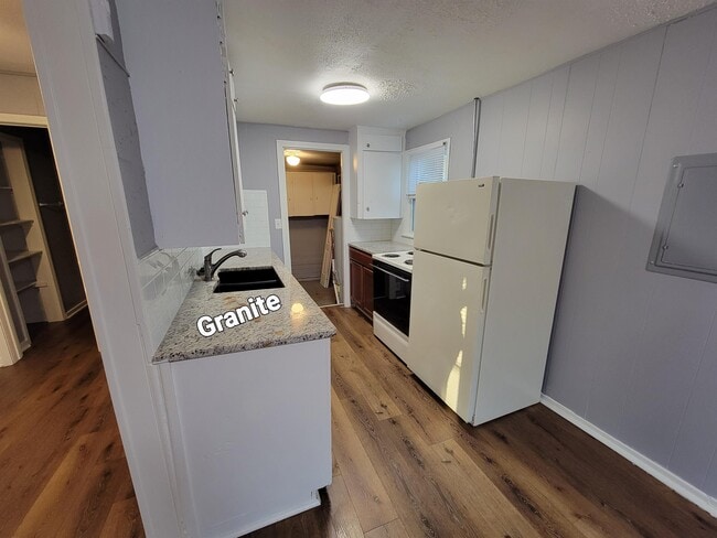 Building Photo - 1310 S Palisade St