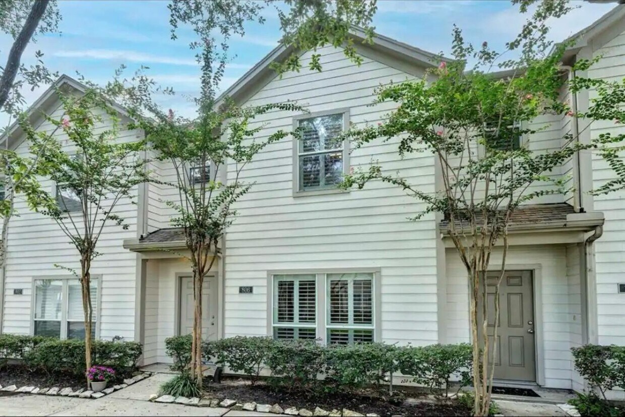 Exterior - 806 W Heights Hollow Ln