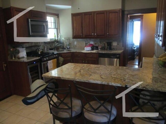 Building Photo - 9/1 Spacious 3BR with balcony, w/d in unit...