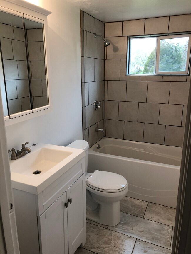 Foto del edificio - 8 Brookings Dr