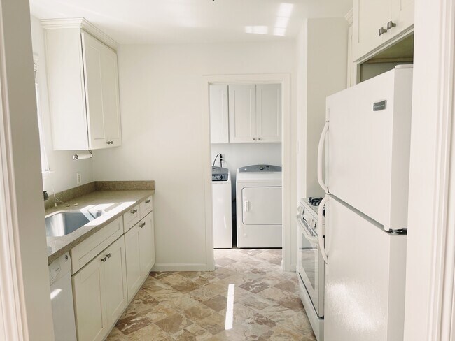 Building Photo - 164 Evandale Ave