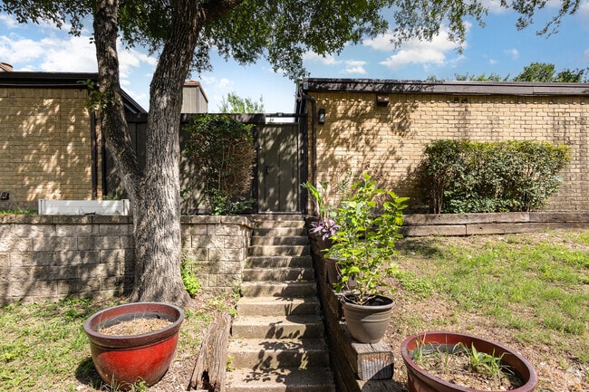 Building Photo - 4665 Country Creek Dr