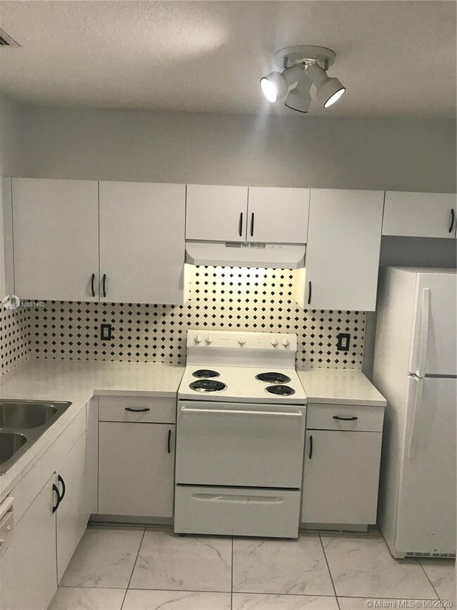Foto del edificio - 1049 Golden Lakes Blvd