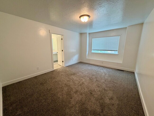 Foto del edificio - Move In Special — 1 Month Rent Free | Updated 3 Bed 2.5 Bath Townhome for Rent in North Ogden