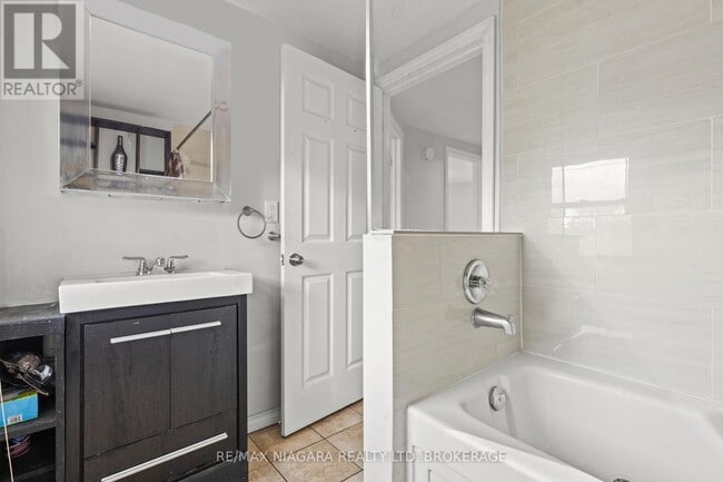 Building Photo - 32 Page St