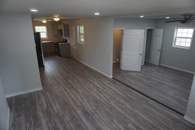 Building Photo - 2733 Roanoke Dr