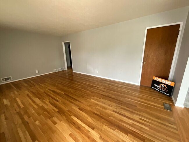 Foto del edificio - 4 Bedroom 2 Bath 2 Car Garage Home- Dog Friendly and RV parking.