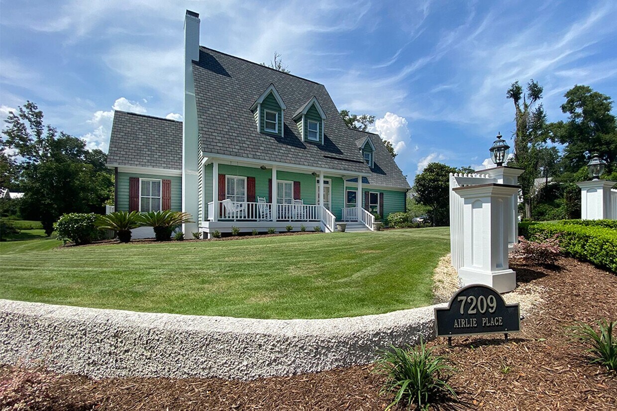 Foto principal - Beautifully FURNISHED 3bd/2.5 BA Home NO CATS