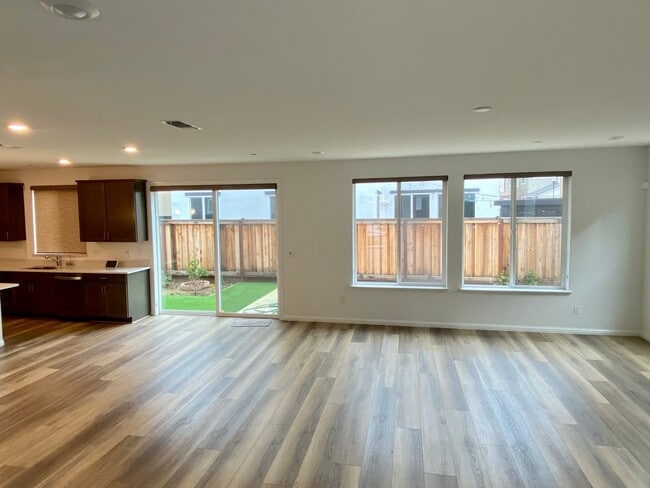 Building Photo - Stunning Home with 4 Bedrooms 3 Bathrooms ...