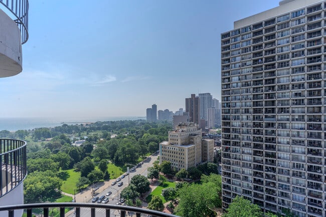 Building Photo - 2020 N Lincoln Park W