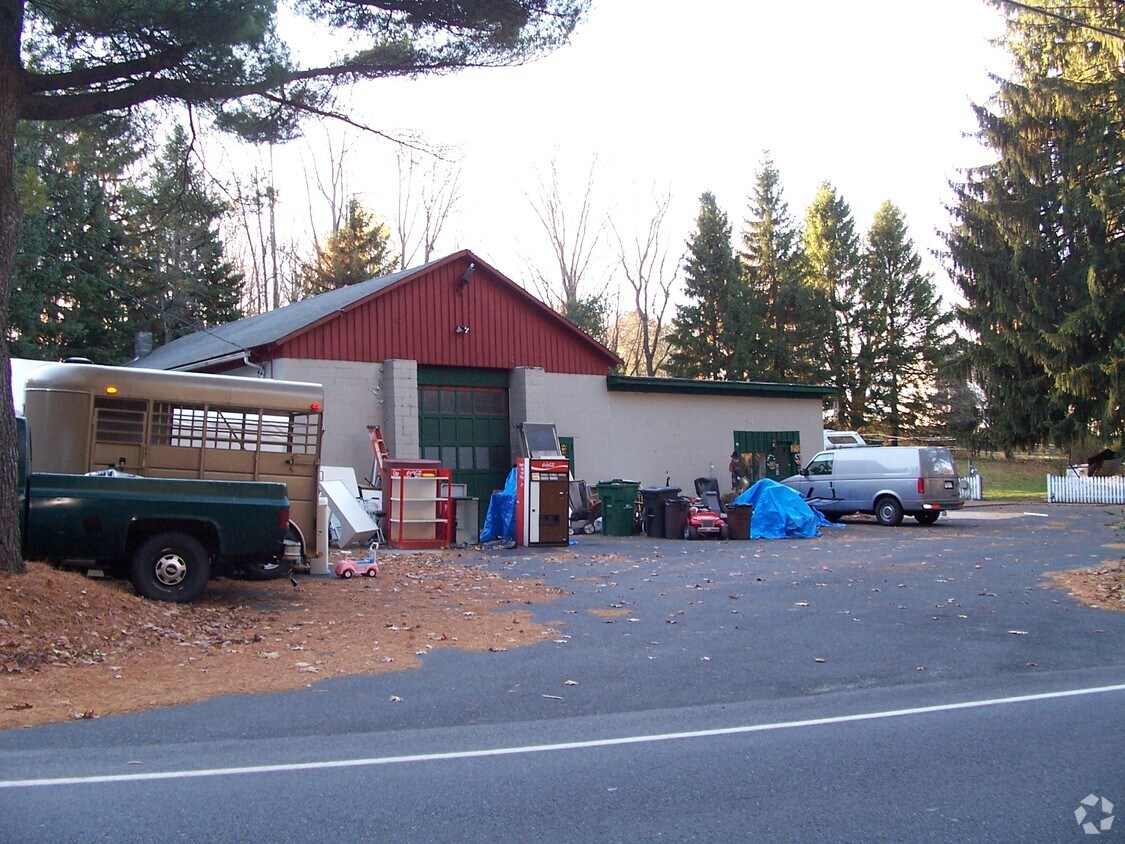 Building Photo - 418 Wattaquadock Hill Rd