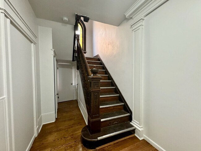 Foto del edificio - 301 W McMillan St