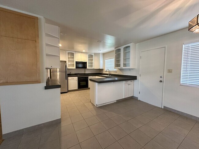 Building Photo - Hardwood floors, updated kitchen, great schools