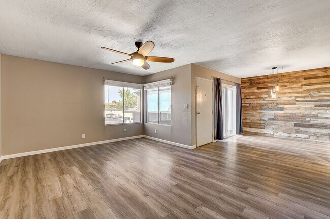 Building Photo - 1544 Hialeah Dr