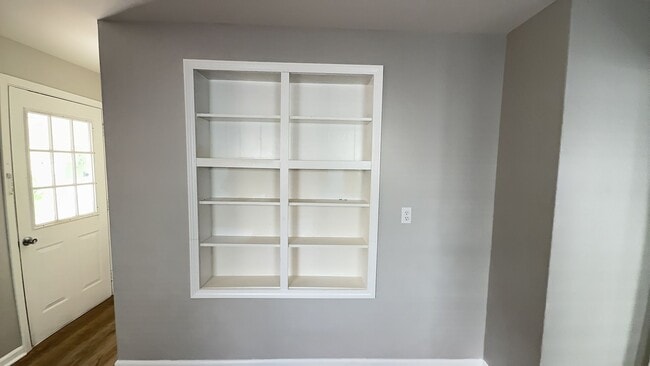 Building Photo - Beautiful Muncie Property!