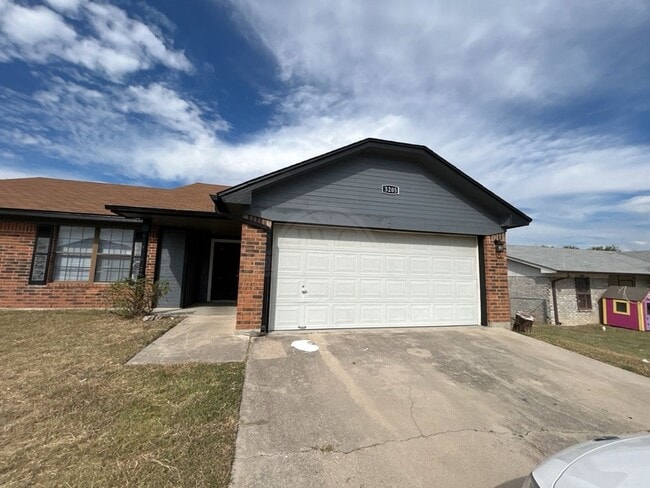Building Photo - 3205 Westrim Dr
