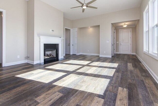 Foto del edificio - Luxury Living- Like Brand New Kolter Built...