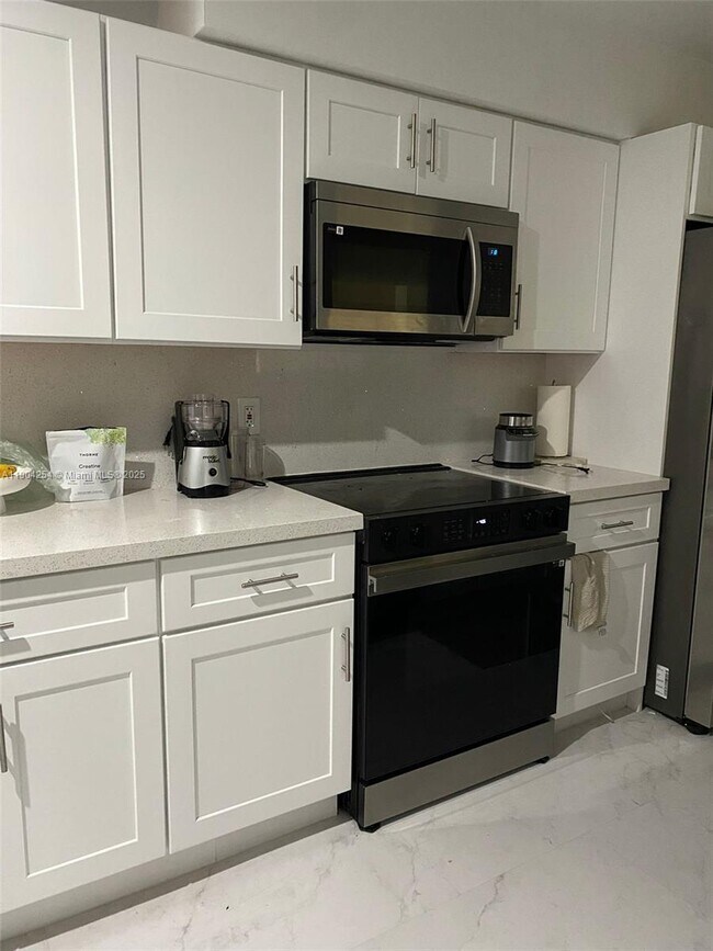 Foto del edificio - 833 Riverside Dr